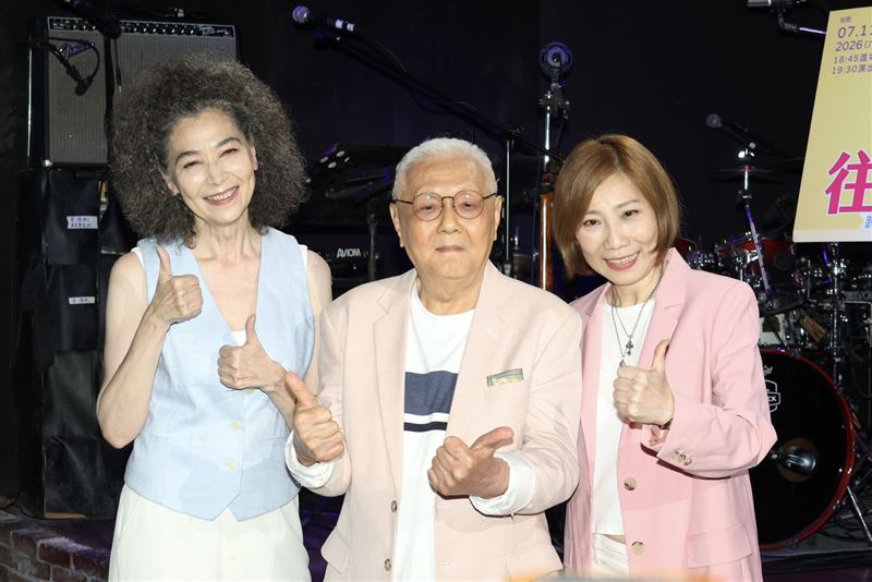 林煌坤（中）大談演藝圈秘辛。（圖／記者田俊彥攝影）
