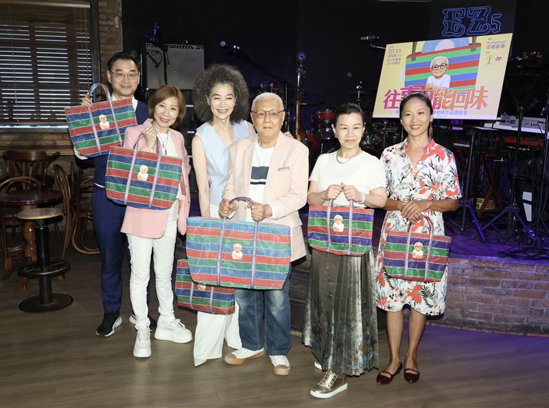 林煌坤（左4）將舉辦作品講唱會，邀請王永慶（左起）、郎祖筠、賴佩霞、李昀陵、吳青等卡司。（圖／記者田俊彥攝影）