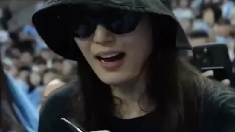 全智賢也愛哈蘭德 女神淪陷狂吸簽名球衣