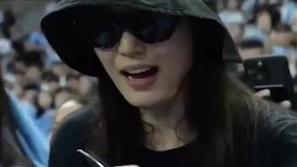 全智賢也愛哈蘭德　女神淪陷狂吸簽名球衣