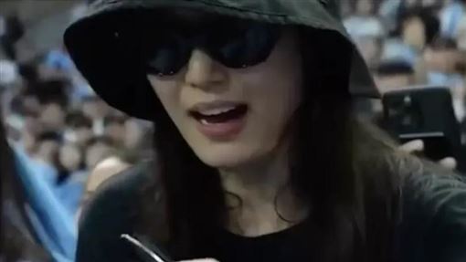 全智賢也愛哈蘭德　女神淪陷狂吸簽名球衣