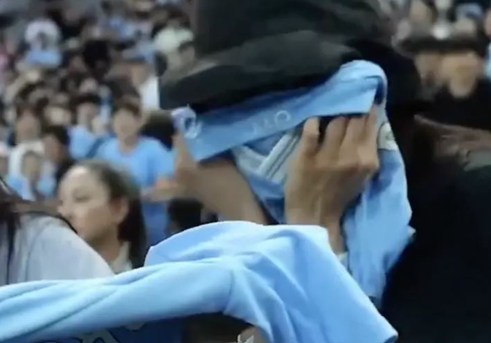 全智賢狂吸有哈蘭德簽名的球衣。(圖/翻攝自Threads)