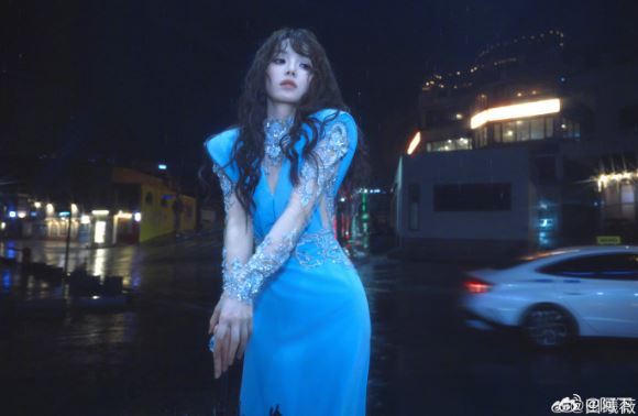 微博話題「#田曦薇好一朵藍色妖姬#」迅速衝上熱搜。（圖／翻攝自微博）