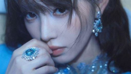 田曦薇化身「藍色妖姬」冷豔造型美翻全網