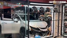 桃園女子駕駛自小客車，先是與2台汽車發生擦撞，之後失控暴衝撞進安全帽店，現場畫面曝光。（圖／翻攝畫面）