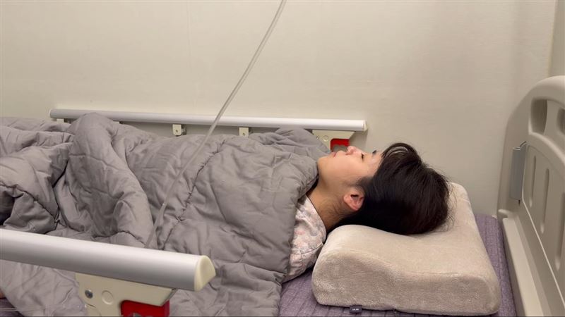 女星突曝入院切腫瘤續命 憔悴病榻照曝光
