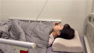女星突曝入院切腫瘤續命　憔悴病榻照曝光