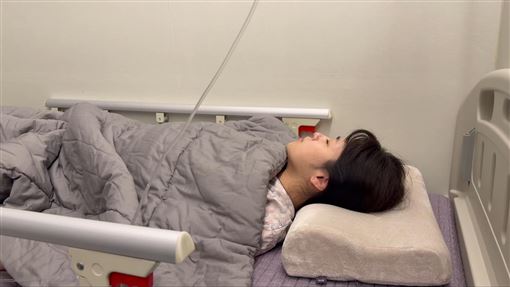 女星突曝入院切腫瘤續命　憔悴病榻照曝光