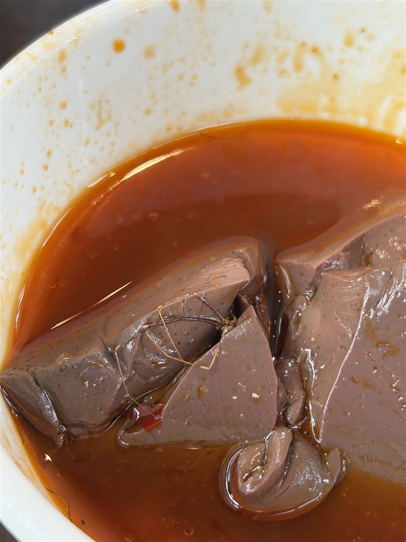 網友在鴨血中發現一隻蜘蛛，台中市食安處將鼎王列重點對象加強稽查。（圖／翻攝自Threads @j040311）