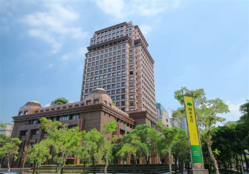 國泰金控代子公司國泰投信發布董事改選名單；日前造成國泰投信8起基金淨值重算爭議獨董郭明鑑辭任。同時公告第10屆董監事名單