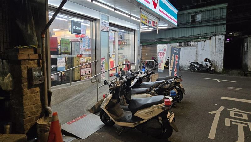 新北板橋僑中一街某超商前,劉男遭人持刀刺傷腹部,倒地OHCA失去生命跡象。(圖/翻攝畫面)