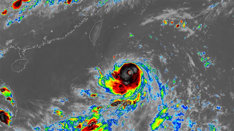 雲系跟台灣一樣大!颱風巔峰24小時增強中