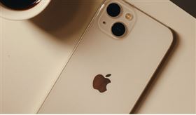 不少使用者發現在夜間將iPhone充電並橫放設備時，螢幕會突然轉為全紅介面，不少網友在半睡半醒間被嚇壞，誤以為設備遭到駭客入侵或損壞。（示意圖／pexels）
