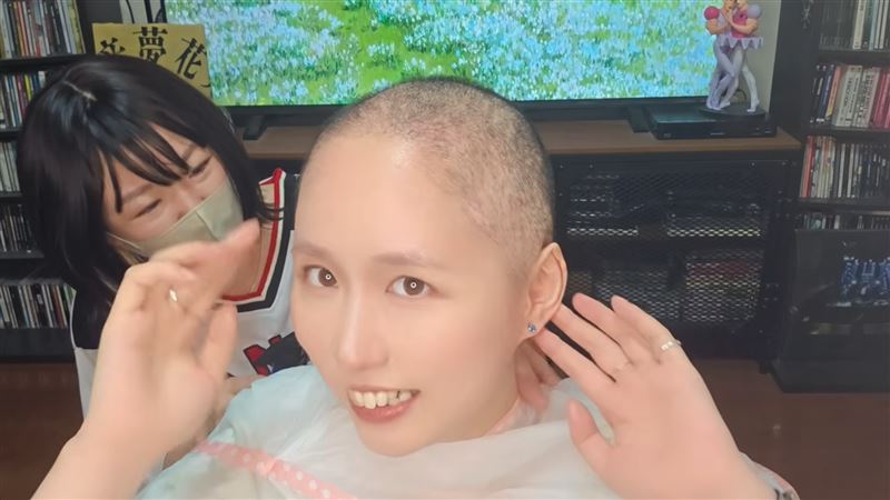 驚罹大腸癌4期 33歲正妹網紅曬剃頭畫面