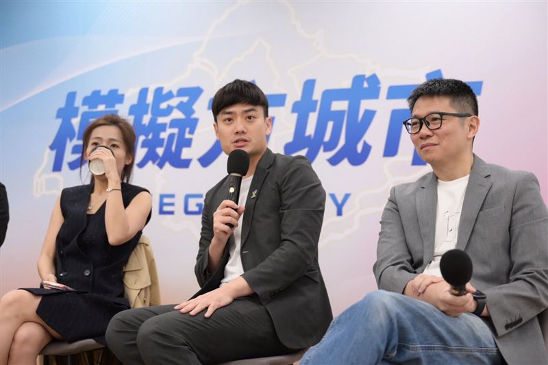 台北市研考會主委殷瑋(中)。(圖/翻攝自殷瑋臉書)