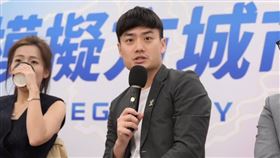 台北市研考會主委殷瑋（中）。（圖／翻攝自殷瑋臉書）
