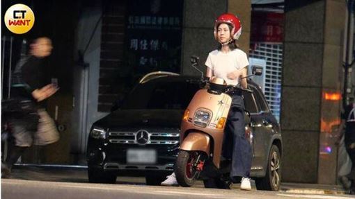 北車封街　金馬新人遭車子衝撞滿臉血拖行