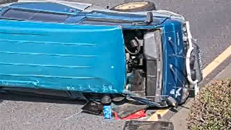 新/廂型車上國道被撞翻…躺路中央爆回堵