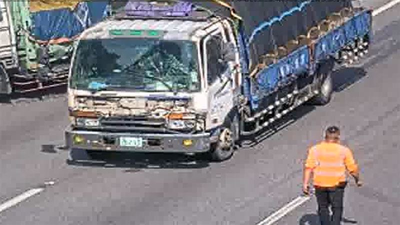 肇事的大貨車,車頭也嚴重毀損。(圖/翻攝自高公局官網)