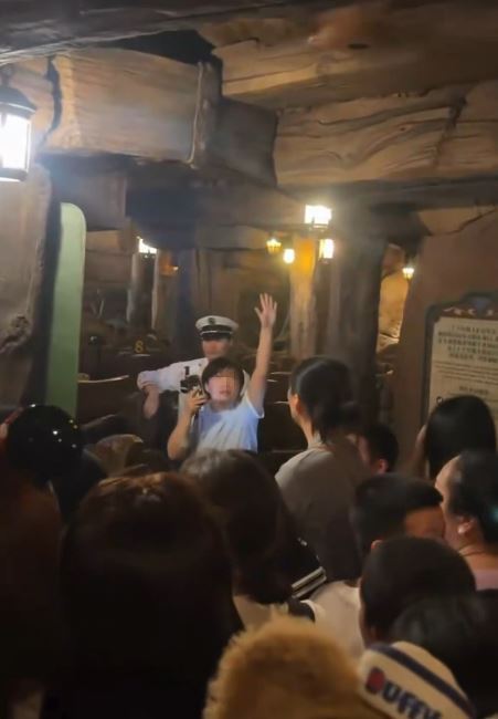 在上海迪士尼,一名大媽疑似不滿長時間排隊,竟號召民眾「衝進去」。(圖/翻攝自X平台 @iPaulCanada)
