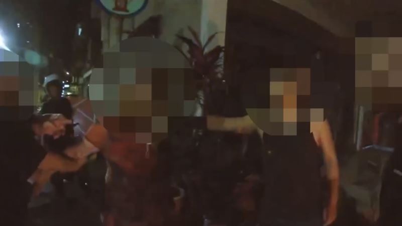 老翁偷了總價超過萬元的內衣褲後,隔天又到鄰居家偷運動鞋當場遭逮。(圖/翻攝畫面)