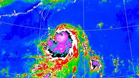 強烈颱風米克拉持續朝台灣東方海域接近。（圖／翻攝自中央氣象署）