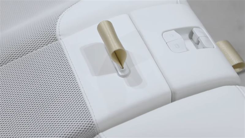 雖然只有雙座,藉由中央扶手放平後,座椅可以變成沙發。(圖/翻攝Motor1網站)