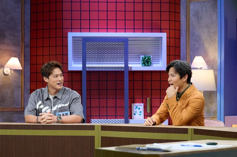 孫協志(右)吐槽許孟哲身體。(圖/東森提供)