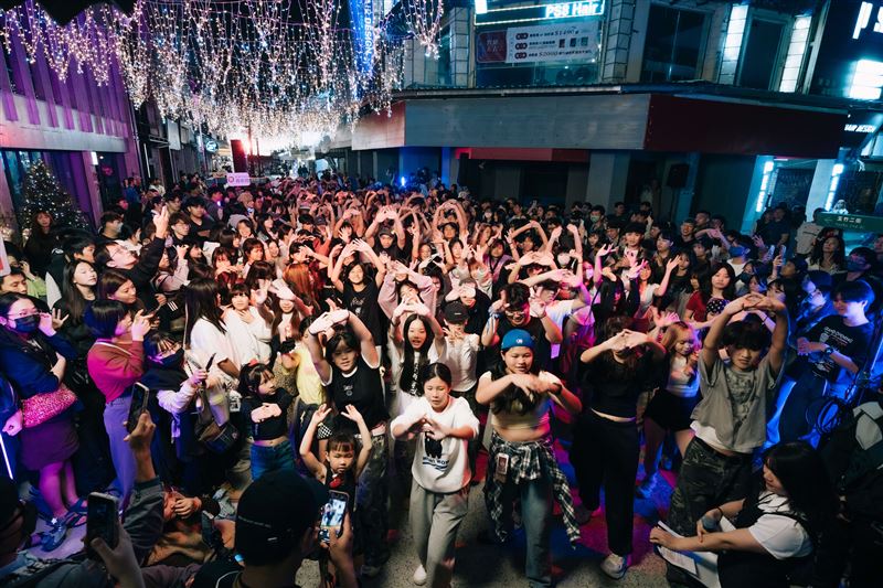 4場「K-POP隨播即跳」結合熱門韓流音樂與即興舞蹈，邀請市民朋友一起熱情應援，感受高雄活力四射的韓流熱潮與青春能量。（圖／高雄市青年局提供）