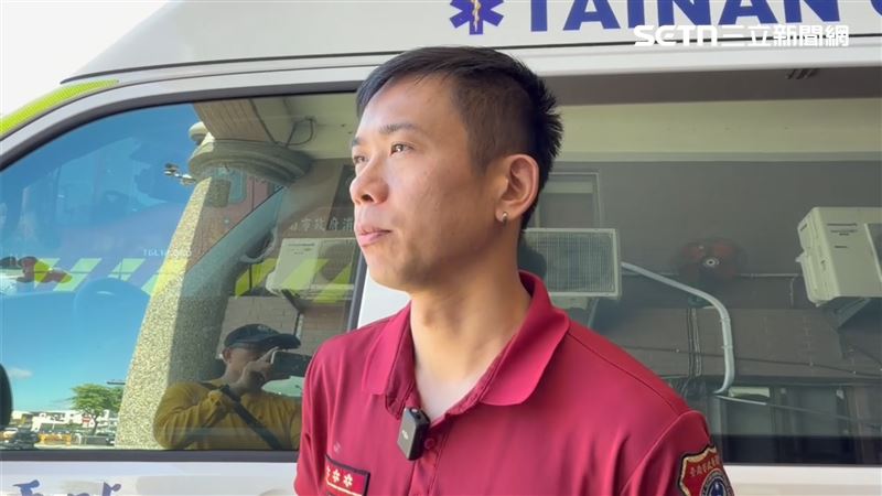 台南市消防局和緯分隊隊員黃智揚說明救護情形。(圖/記者林昱孜攝影)