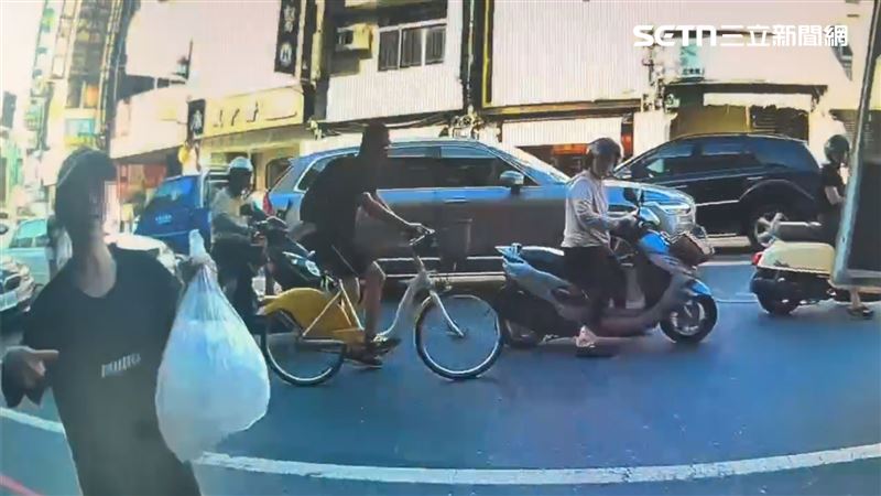 飲料店店員緊急裝了一大袋冰塊,協助救護人員替婦人急救。(圖/翻攝畫面)