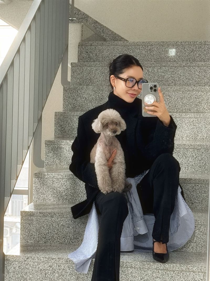 金俊熙愛犬不僅陷入心臟驟停狀態,甚至還出現失禁情況。(圖/翻攝自IG @evajunie)