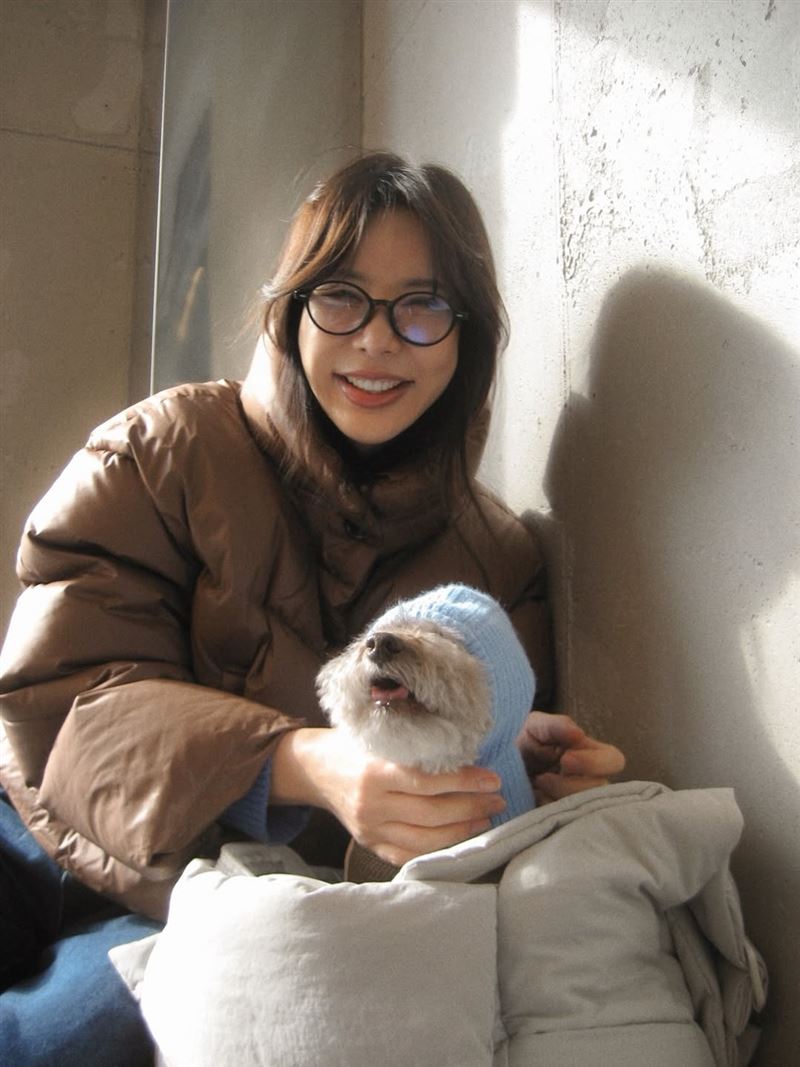 金俊熙丈夫第一時間立刻替愛犬進行CPR,將牠從鬼門關前救回來。(圖/翻攝自IG @evajunie)