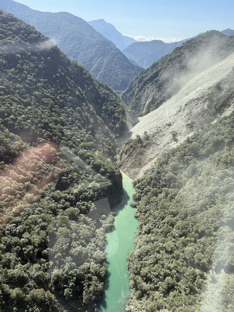 花蓮萬里溪上游出現堰塞湖,崩塌面積達45公頃。(圖/翻攝自林業及自然保育署官網)