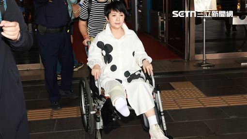 一代玉女逛街跌倒竟骨裂！回頭看踢到這個