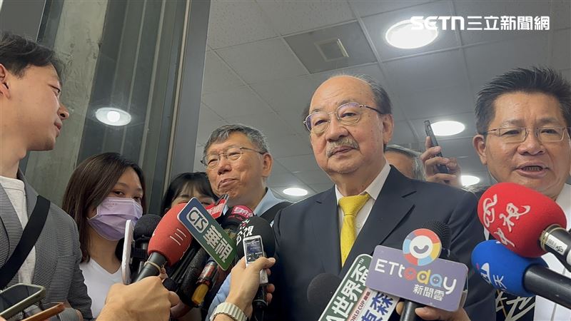 柯文哲(左)、柯建銘(右)在新書發表會後接受媒體聯訪(圖/記者詹宜庭攝影)