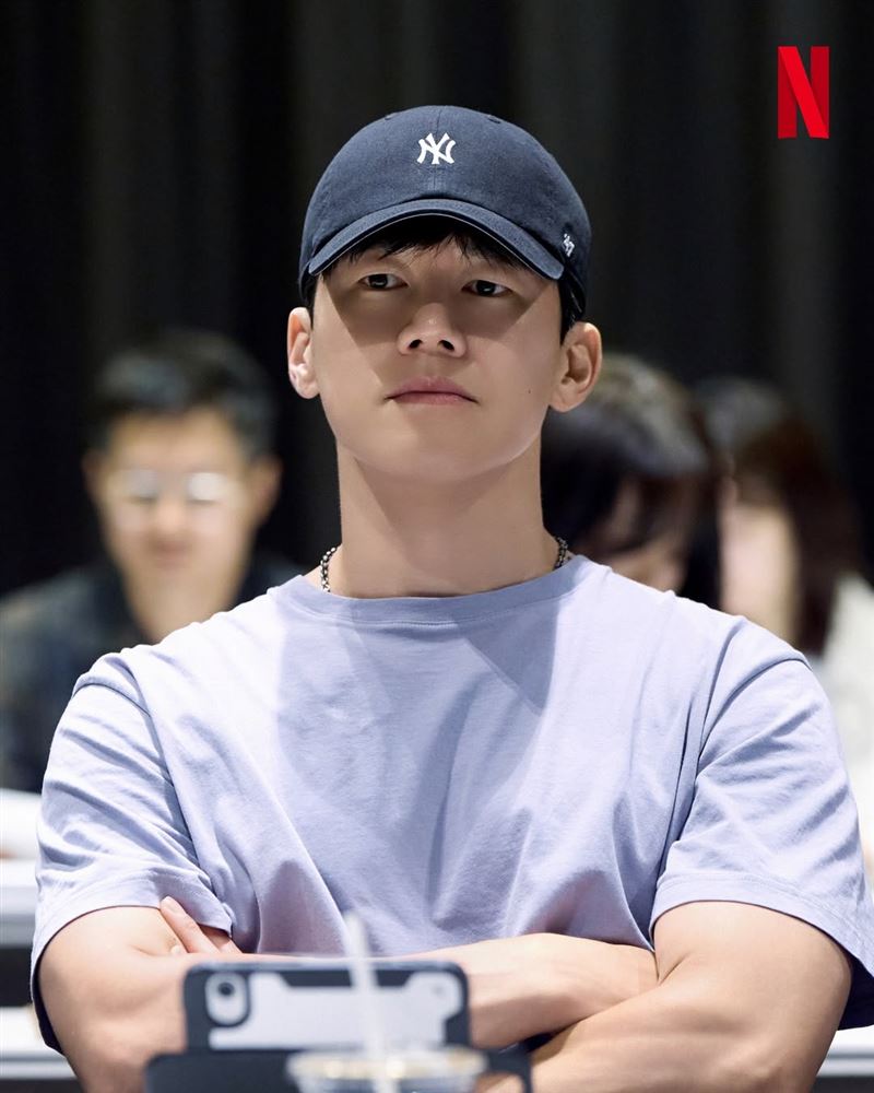 《鐵拳教育》金武烈將首度挑戰醫療劇,化身暖男醫生。(圖/翻攝自IG @netflixkr)