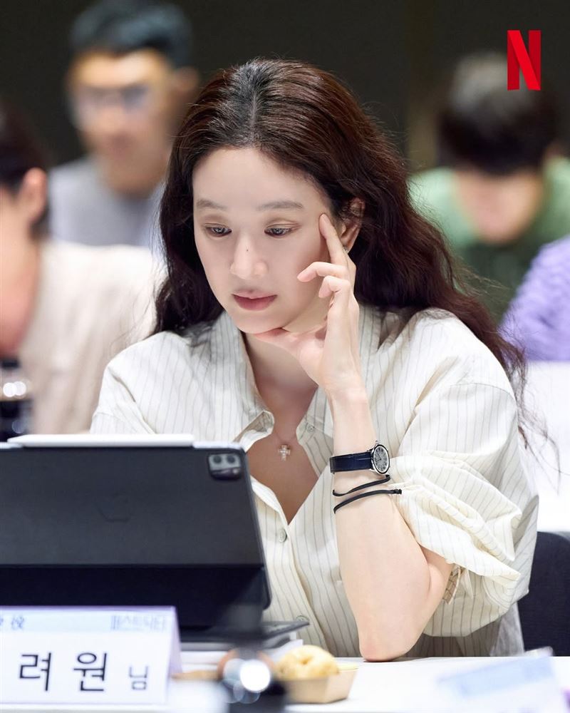 鄭麗媛飾演小兒外科教授許智完,擁有出色實力與強烈使命感。(圖/翻攝自IG @netflixkr)