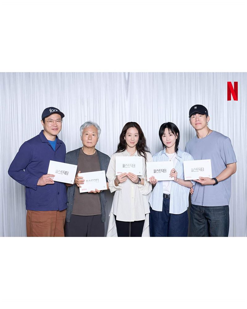 《First Doctor》由金武烈(右起)、河潤景、鄭麗媛、金鍾洙、白賢鎮,共同詮釋守護兒童生命的醫療故事。(圖/翻攝自IG @netflixkr)