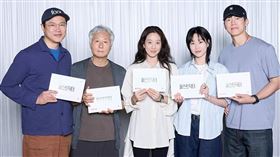《First Doctor》由金武烈（右起）、河潤景、鄭麗媛、金鍾洙、白賢鎮，共同詮釋守護兒童生命的醫療故事。（圖／翻攝自IG @netflixkr）