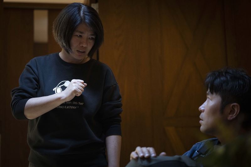 張孝全(右)在《欠妳的那場婚禮》完美詮釋窩囊廢中年,引發觀眾共鳴,左為導演嚴藝文。(圖/公視提供)
