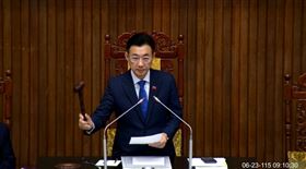 立法院三讀通過國民體育法修正，副院長江啟臣敲槌。（圖／翻攝畫面）