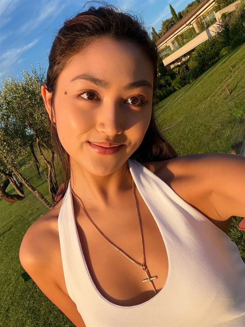 影帝任達華與名模老婆琦琦的愛女任晴佳（Ella），近年因出眾外貌被封為「最美星二代」。（圖／翻攝自IG @ellayamm）