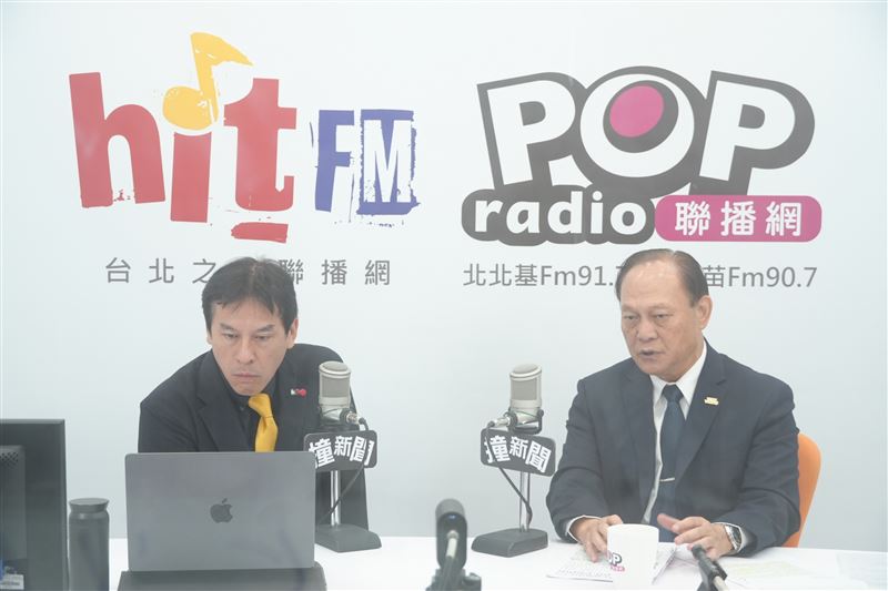 《POP撞新聞》主持人黃暐瀚專訪行政院政務委員季連成時，針對花蓮縣萬里溪上游發現新增堰塞湖，季表示，目前估計10天到20天內有溢流風險，若遇大雨會更快。（圖／《POP撞新聞》提供）