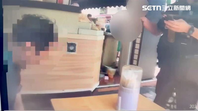 他不滿早餐店員態度差 怒衝櫃台打翻油鍋