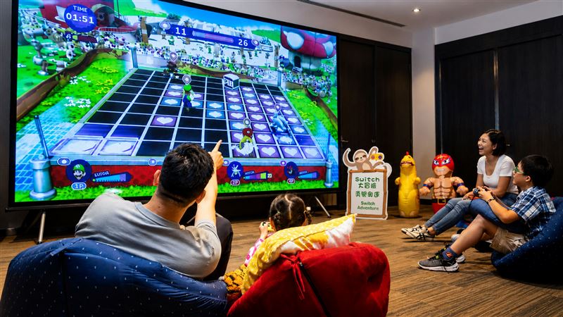 除了卡丁車外,現場也設有LED大螢幕Switch電玩區、兒童電動車體驗區,以及手足球、乒乓球等多元遊戲設施。(圖/台北萬豪酒店提供)