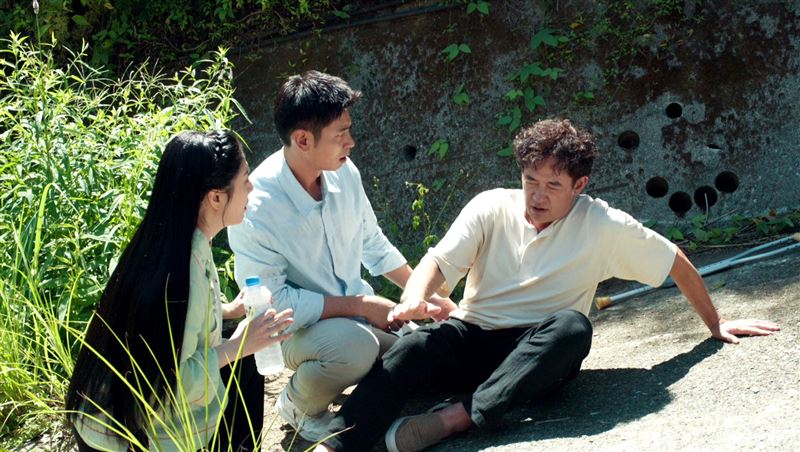 柯叔元滾落到河邊,楊子儀、韓瑜衝上去查看狀況。(圖/民視提供)