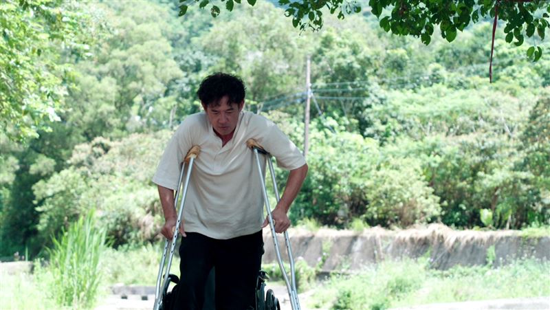 柯叔元在《阿松與阿暖》中親自挑戰高難度滾坡戲碼,即使烈日高照仍敬業上陣。(圖/民視提供)