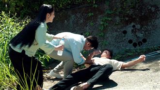 本土男星拍失足戲滾落斜坡　同劇演員嚇慘