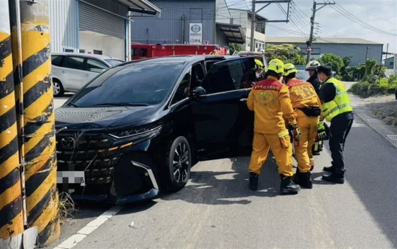 駕駛因手術傷口裂開失血,開車前往醫院途中發生自撞車禍。(圖/翻攝畫面)